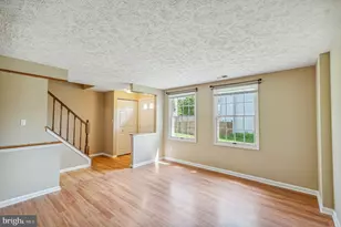 6302 Betsy Ross Ct, Centreville, VA 20121 - Photo 2