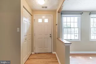 6302 Betsy Ross Ct, Centreville, VA 20121 - Photo 4