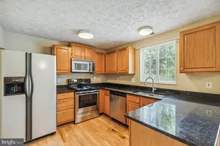 6302 Betsy Ross Ct, Centreville, VA 20121 - Photo 8