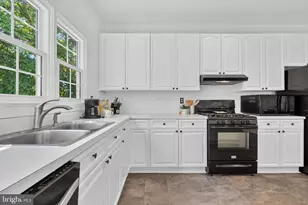 2565 Holly Manor Dr, Falls Church, VA 22043 - Photo 10