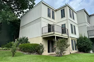 1823 N Shore Ct, Reston, VA 20190 - Photo 2
