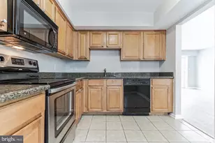 3179 Summit Square Dr, Oakton, VA 22124 - Photo 4