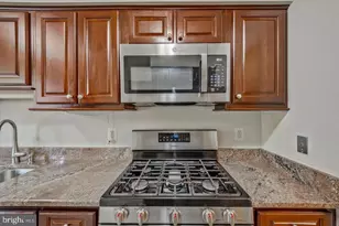 7177 Lake Cove Dr, Alexandria, VA 22315 - Photo 10
