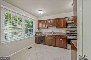 7177 Lake Cove Dr, Alexandria, VA 22315 - Photo 8