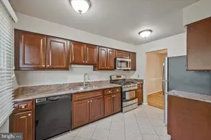 7177 Lake Cove Dr, Alexandria, VA 22315 - Photo 2