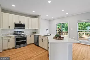 13102 Forest Mist Ln, Fairfax, VA 22033 - Photo 2