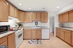 1643 Parkcrest Cir, Reston, VA 20190 - Photo 10