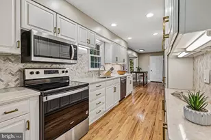 1360 Snow Meadow Ln, McLean, VA 22102 - Photo 2