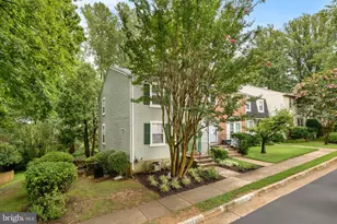 10131 Walnut Wood Ct, Burke, VA 22015 - Photo 6