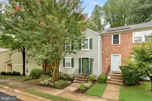 10131 Walnut Wood Ct, Burke, VA 22015 - Photo 4