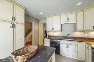 9019 Golden Leaf Ct, Springfield, VA 22153 - Photo 6