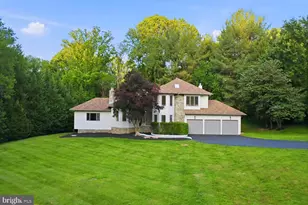 905 Falls Bridge Ln, Great Falls, VA 22066 - Photo 2