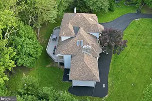 905 Falls Bridge Ln, Great Falls, VA 22066 - Photo 4