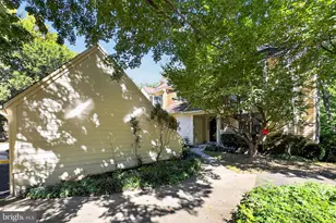 12500 N Lake Ct, Fairfax, VA 22033 - Photo 2