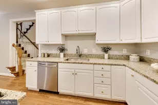 8026 Kidwell Town Ct, Vienna, VA 22182 - Photo 6