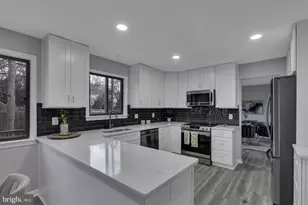 10422 Woodbury Woods Ct, Fairfax, VA 22032 - Photo 8