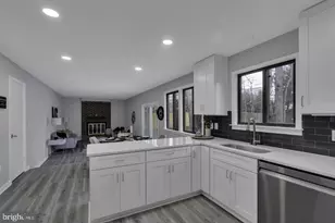 10422 Woodbury Woods Ct, Fairfax, VA 22032 - Photo 10