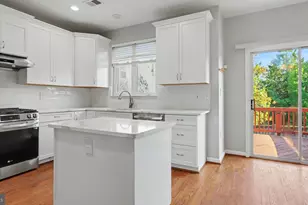 6239 Frosty Winter Ct, Centreville, VA 20120 - Photo 4