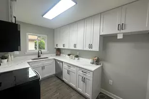4181 Meadowland Ct, Chantilly, VA 20151 - Photo 2