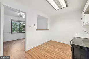 9715 Kings Crown Ct, Fairfax, VA 22031 - Photo 8
