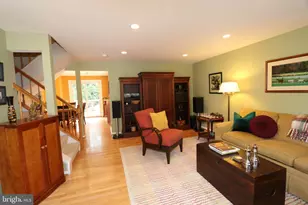 9041 White Rose Ln, Fairfax, VA 22031 - Photo 4