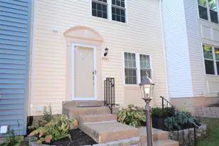 9041 White Rose Ln, Fairfax, VA 22031 - Photo 2