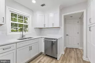 13117 Melville Ln, Fairfax, VA 22033 - Photo 10