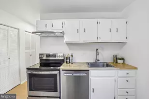 9731 Kings Crown Ct, Fairfax, VA 22031 - Photo 14