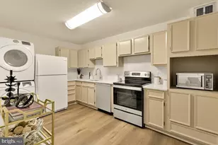8360 Greensboro Dr, McLean, VA 22102 - Photo 14