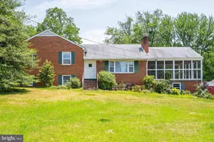 5619 Wharton Ln, Centreville, VA 20120 - Photo 2