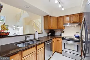 1369 Garden Wall Cir, Reston, VA 20194 - Photo 8
