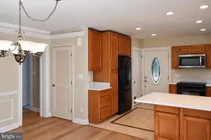 8531 W Oak Pl, Vienna, VA 22182 - Photo 10