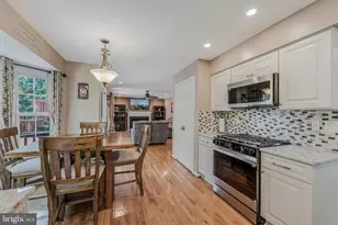 3198 Kinross Cir, Herndon, VA 20171 - Photo 8