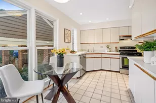 11410 Orchard Green Ct, Reston, VA 20190 - Photo 8