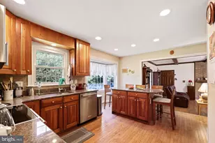 10221 Eagle Landing Ct, Burke, VA 22015 - Photo 8