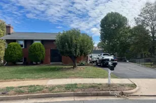 304 E Gordon Street E, Sterling, VA 20164 - Photo 2