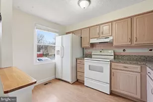 739 Brethour Ct, Sterling, VA 20164 - Photo 6