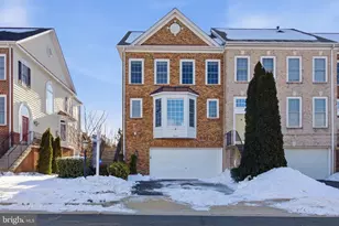 18544 Pineview Square, Leesburg, VA 20176 - Photo 2