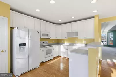 18544 Pineview Square, Leesburg, VA 20176 - Photo 10