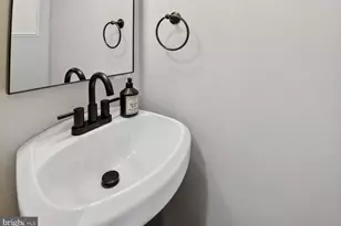 33 Quincy Ct, Sterling, VA 20165 - Photo 2