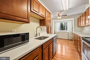 302 Giles Pl, Sterling, VA 20164 - Photo 4