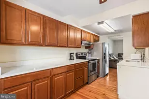 302 Giles Pl, Sterling, VA 20164 - Photo 2