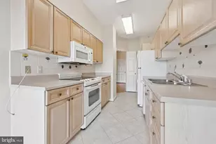 19375 Cypress Ridge Terrace, Leesburg, VA 20176 - Photo 10