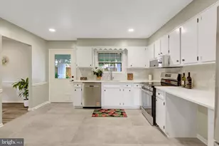 104 W Amhurst Pl, Sterling, VA 20164 - Photo 12