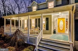 34 Lipscomb Ct, Sterling, VA 20165 - Photo 2