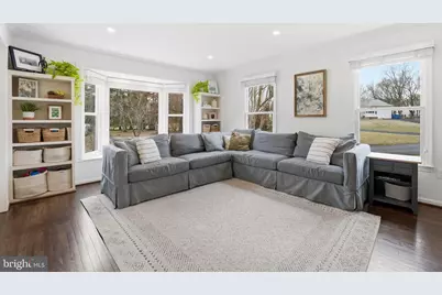 10172 Yorktown Way, Great Falls, VA 22066 - Photo 2