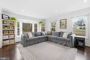 10172 Yorktown Way, Great Falls, VA 22066 - Photo 2