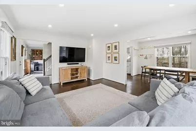 10172 Yorktown Way, Great Falls, VA 22066 - Photo 4