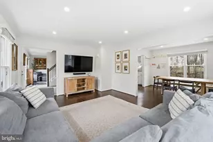 10172 Yorktown Way, Great Falls, VA 22066 - Photo 4