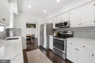 10172 Yorktown Way, Great Falls, VA 22066 - Photo 8